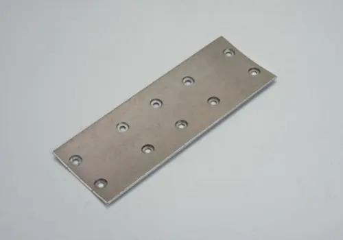 Comment une douille de guidage avec collier DIN 9834 réduit-elle les vibrations de l'outil lors du tournage ou du fraisage de précision ?
