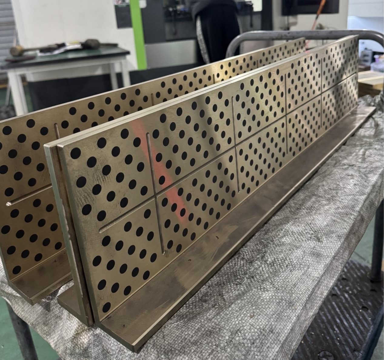 Quelles sont les différences entre le bronze en étain et le bronze en aluminium dans les roulements auto-lubrifiants?